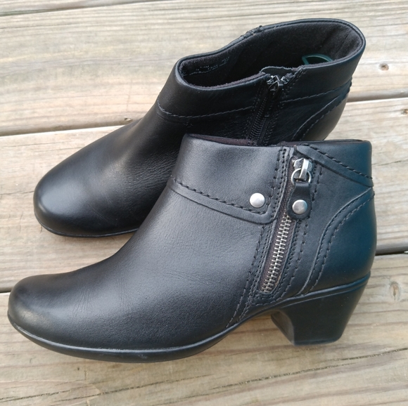Clarks | Black Leather Ankle Booties Side Zip W/ Studs Women's Size 6.5 - Picture 2 of 15